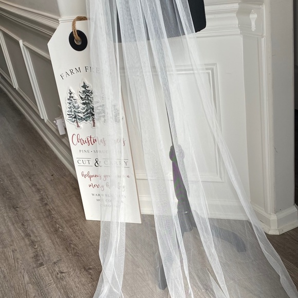 White Wedding Veil Cathedral - Picture 2 of 4